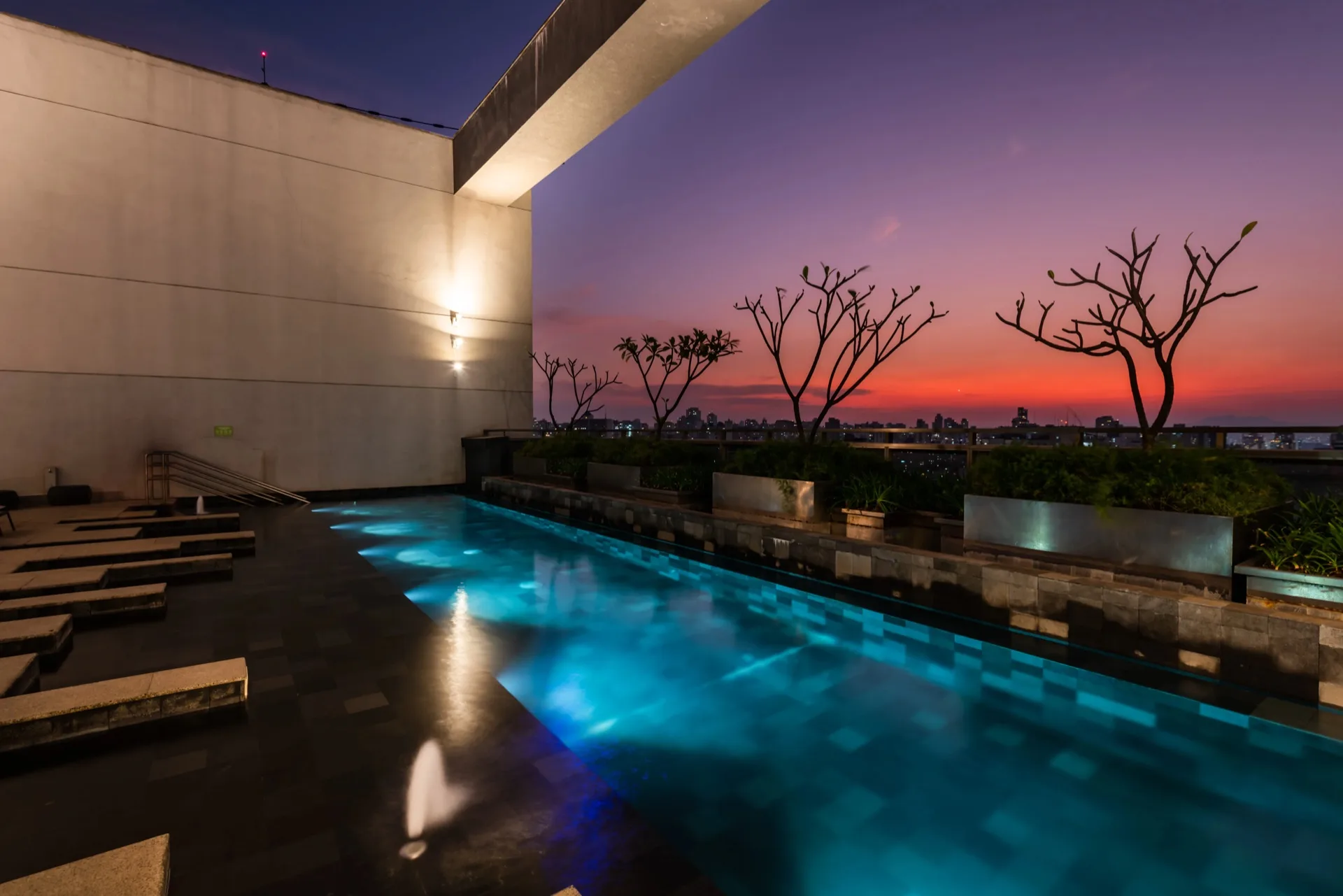 Piscina no andar 25 do Setin República com vista para São Paulo