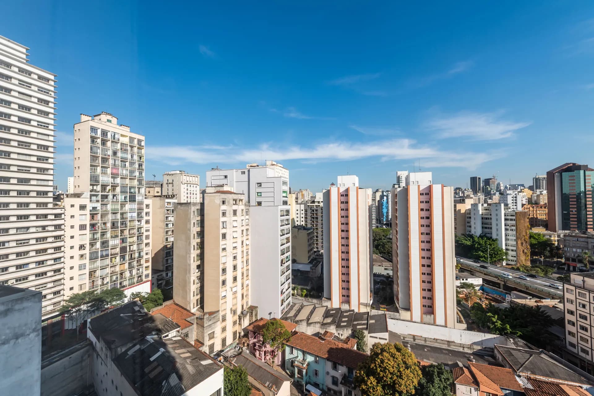 Vista panorâmica do Centro de São Paulo com céu azul a partir do terraço do Setin São João