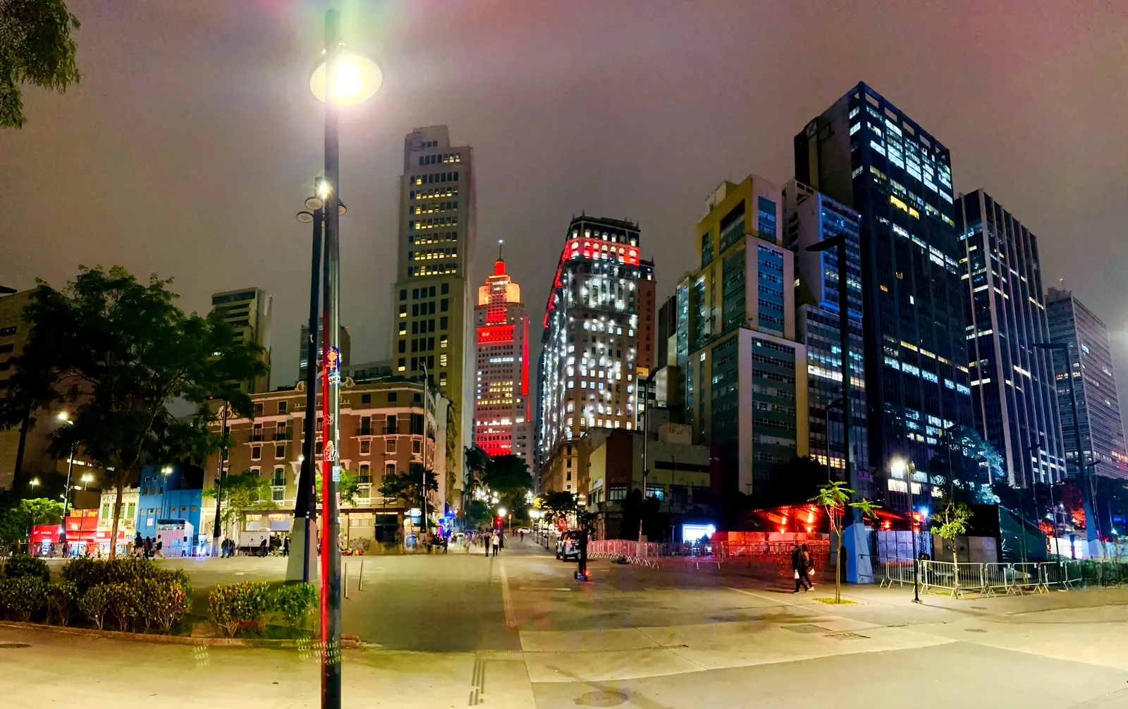Vale do Anhangabaú à noite, com os prédios iluminados do Centro de São Paulo ao fundo