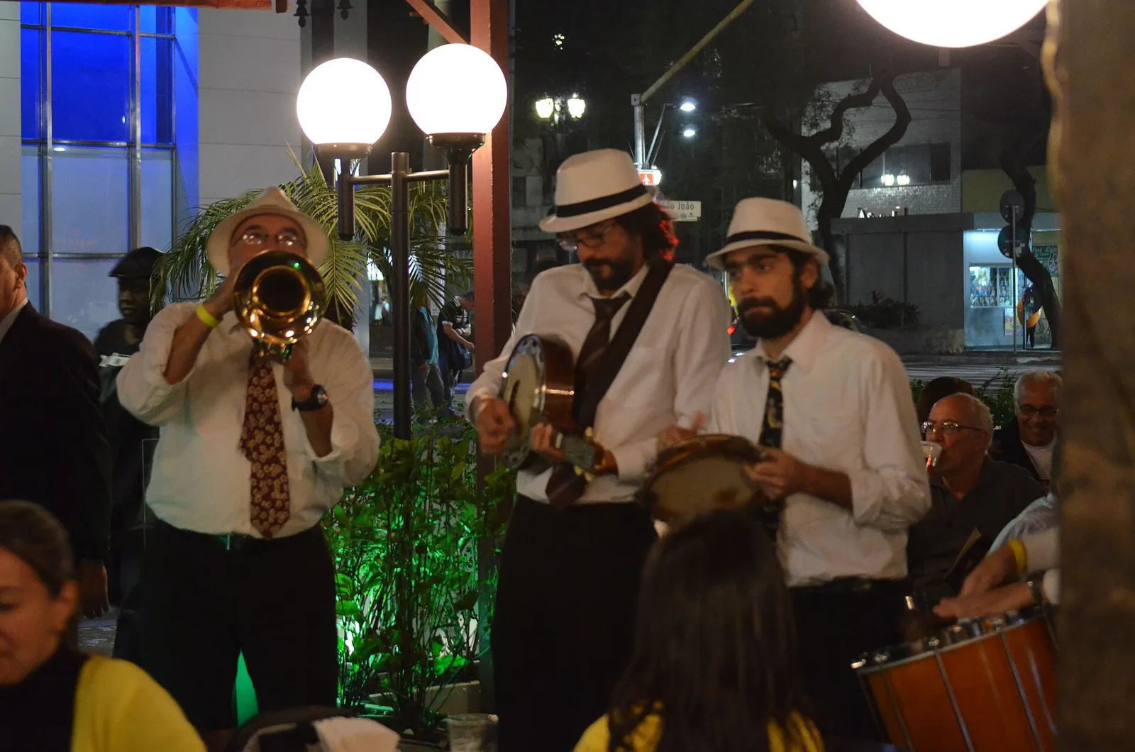 Roda de choro tocando em bar tradicional de São Paulo