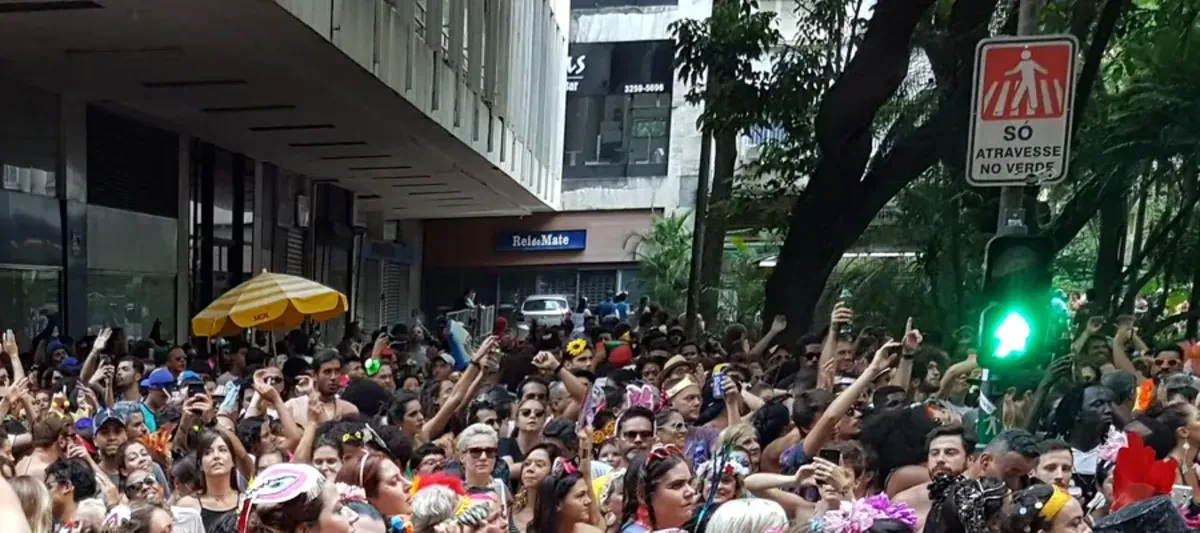 Foliões acompanham um bloco de carnaval na Avenida São Luís, no Centro de São Paulo