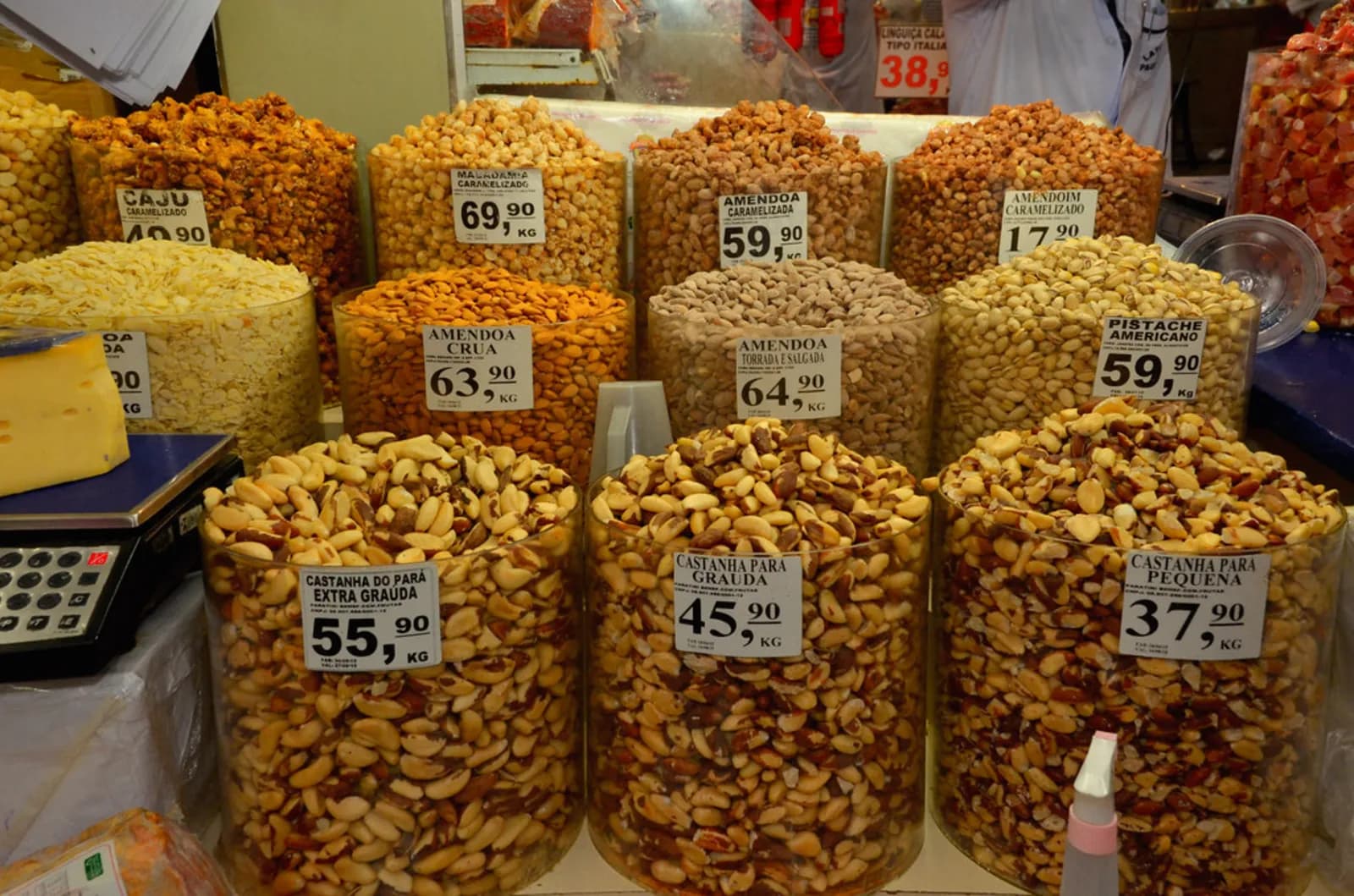 Bancas de comércio popular com produtos e preços expostos