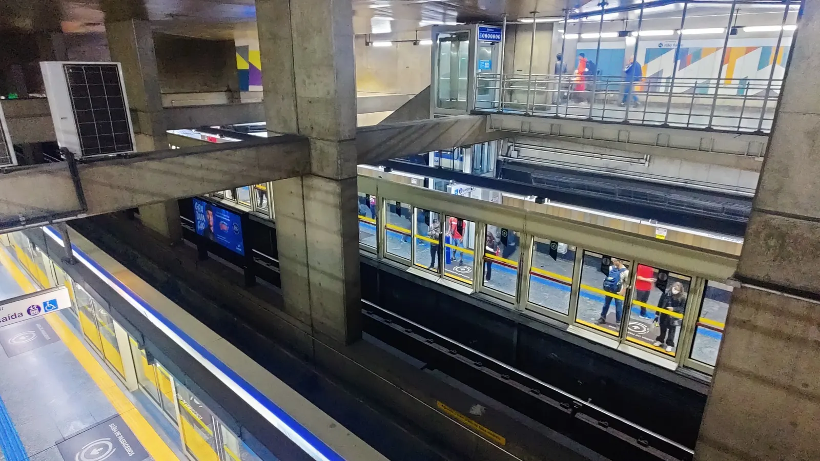 Vista do mezanino da estação Jabaquara, com as plataformas da Linha 1-Azul do metrô de São Paulo