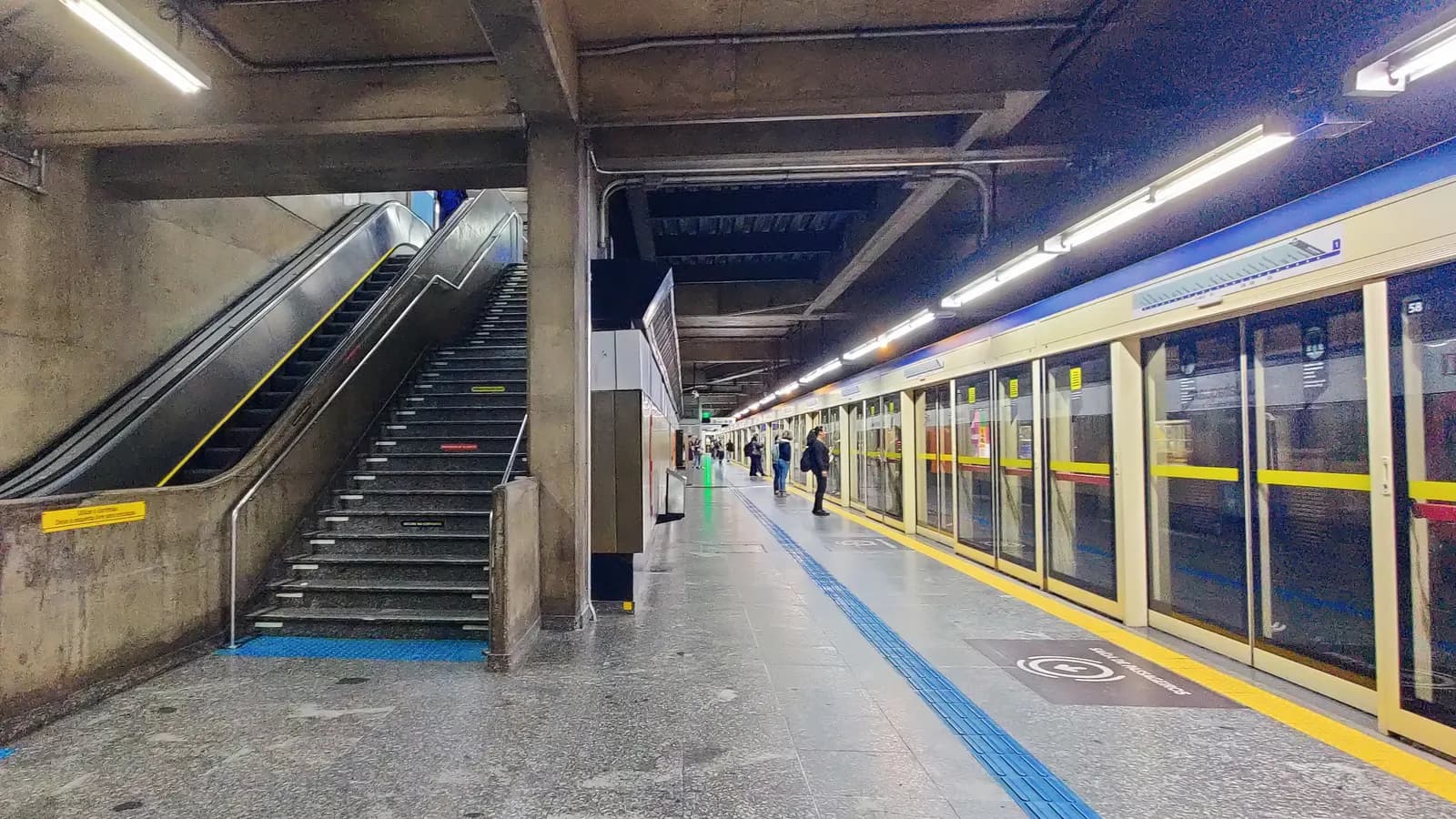 Plataforma da estação Jabaquara, terminal da Linha 1-Azul do metrô e a mais próxima do São Paulo Expo