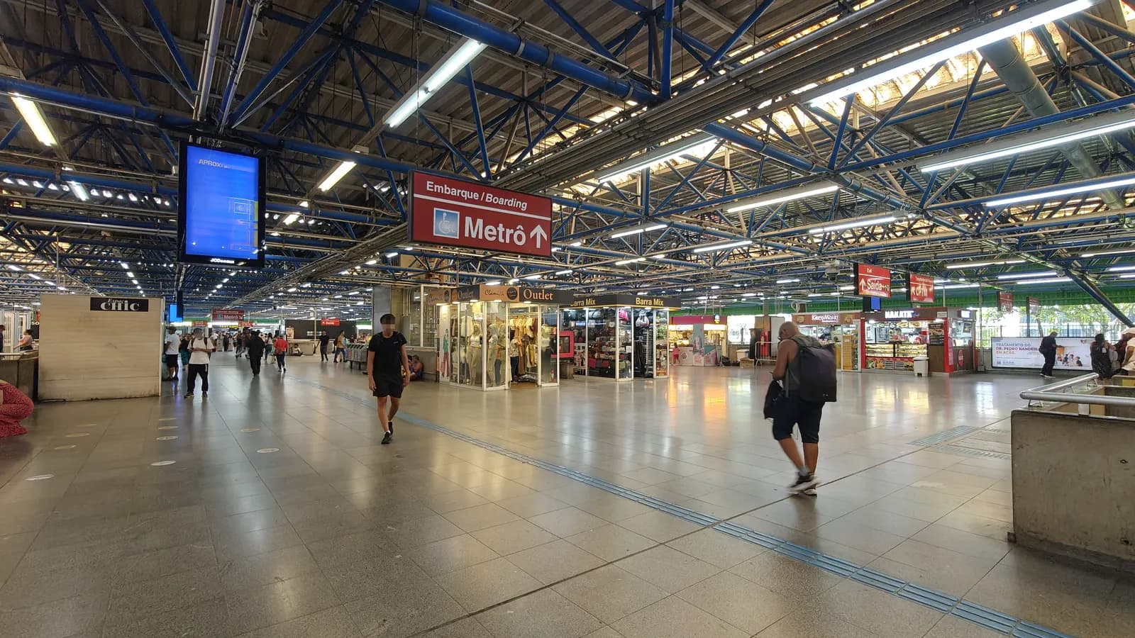 Saguão da estação Palmeiras-Barra Funda, com placa indicando o embarque no metrô