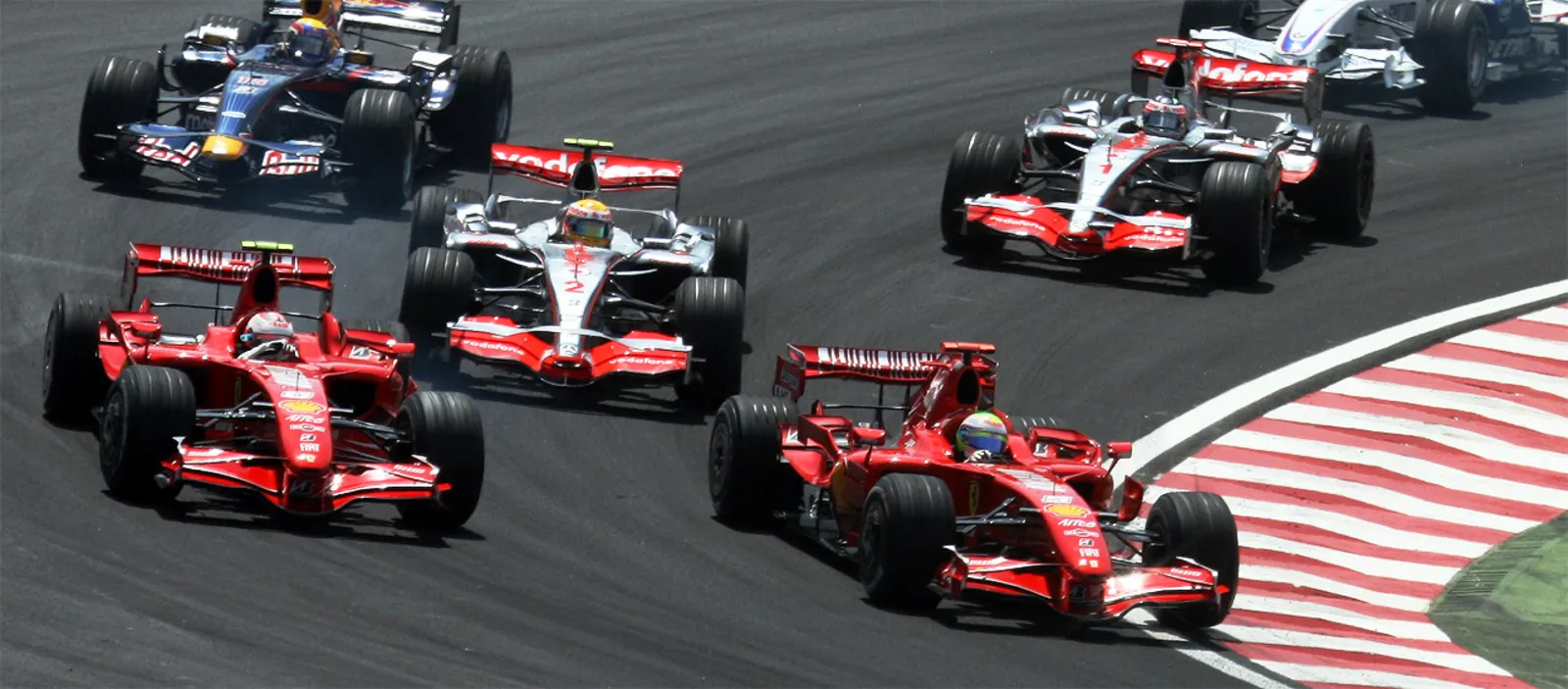 Carros de Fórmula 1 na pista do Autódromo de Interlagos durante o GP de São Paulo