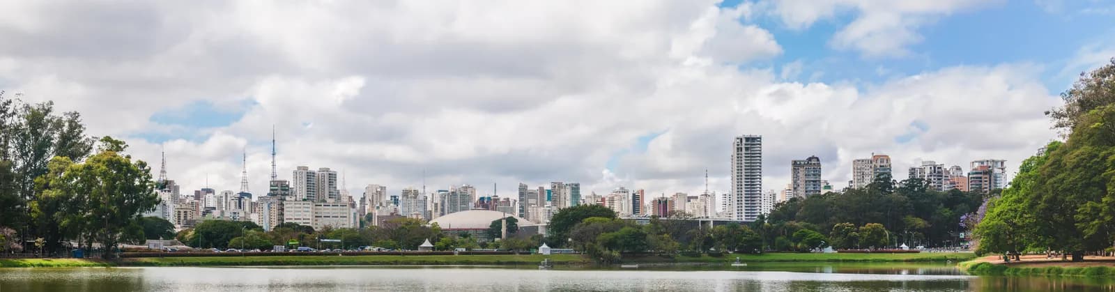 Vista panorâmica do Parque Ibirapuera com o lago e a cidade de São Paulo ao fundo
