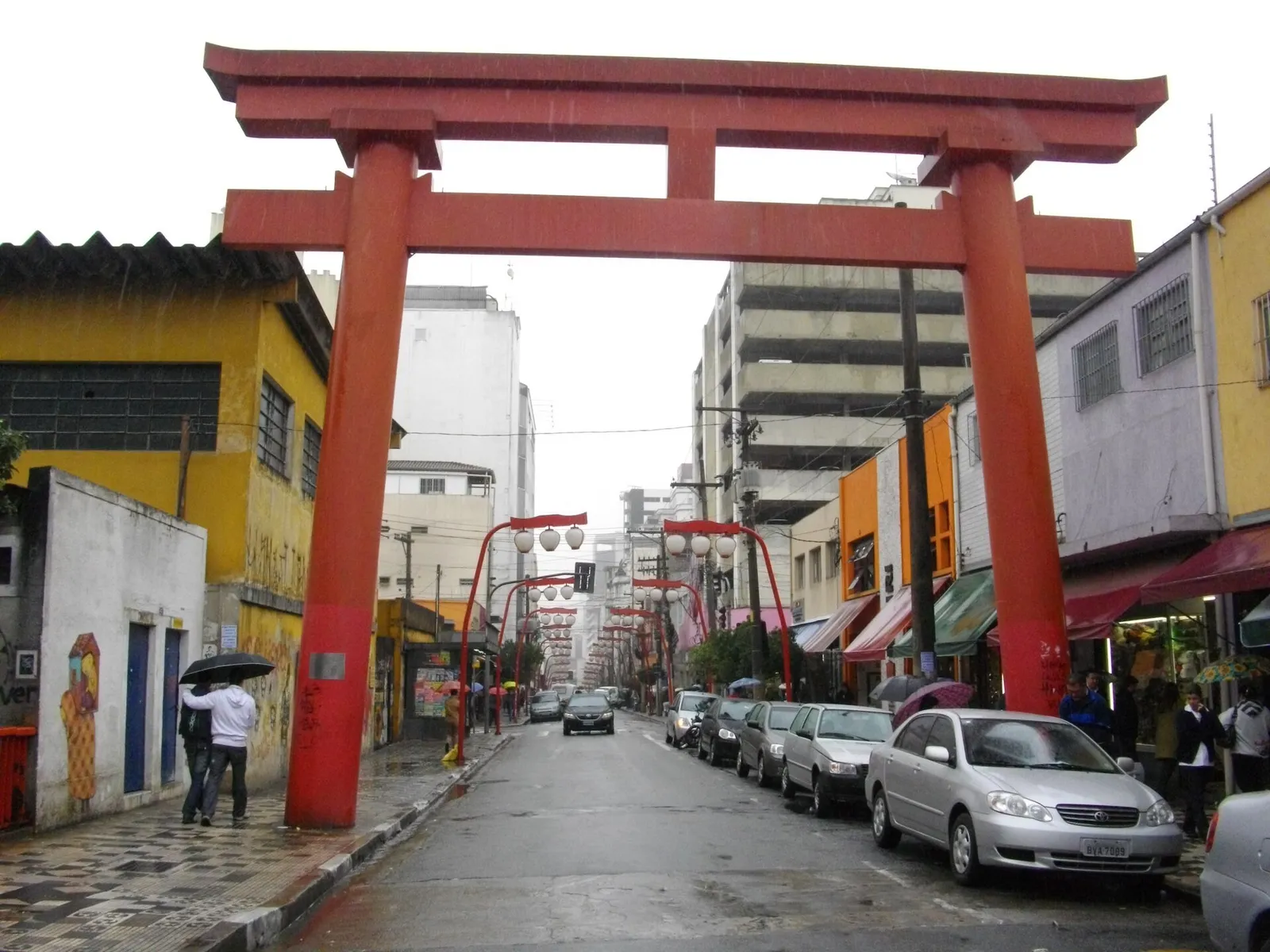 Portal torii na entrada do bairro da Liberdade, em São Paulo