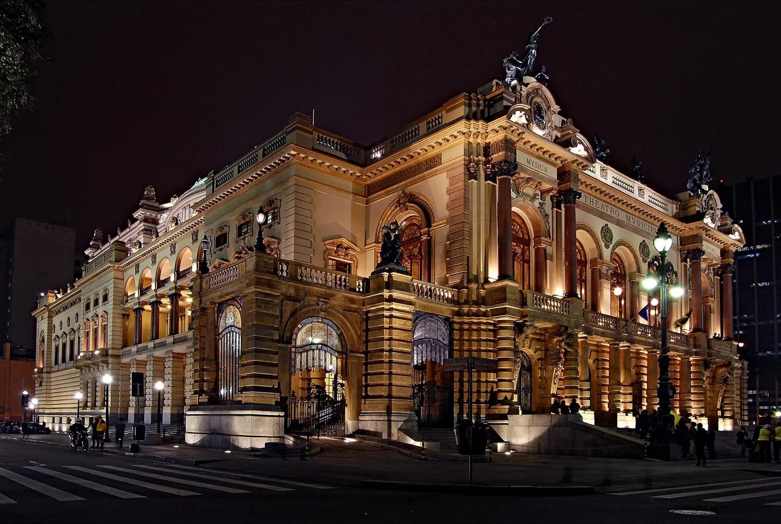 Theatro Municipal de São Paulo iluminado à noite, no Centro Histórico