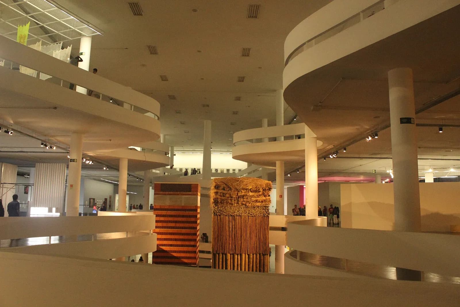Interior do Pavilhão Ciccillo Matarazzo, com as rampas projetadas por Oscar Niemeyer