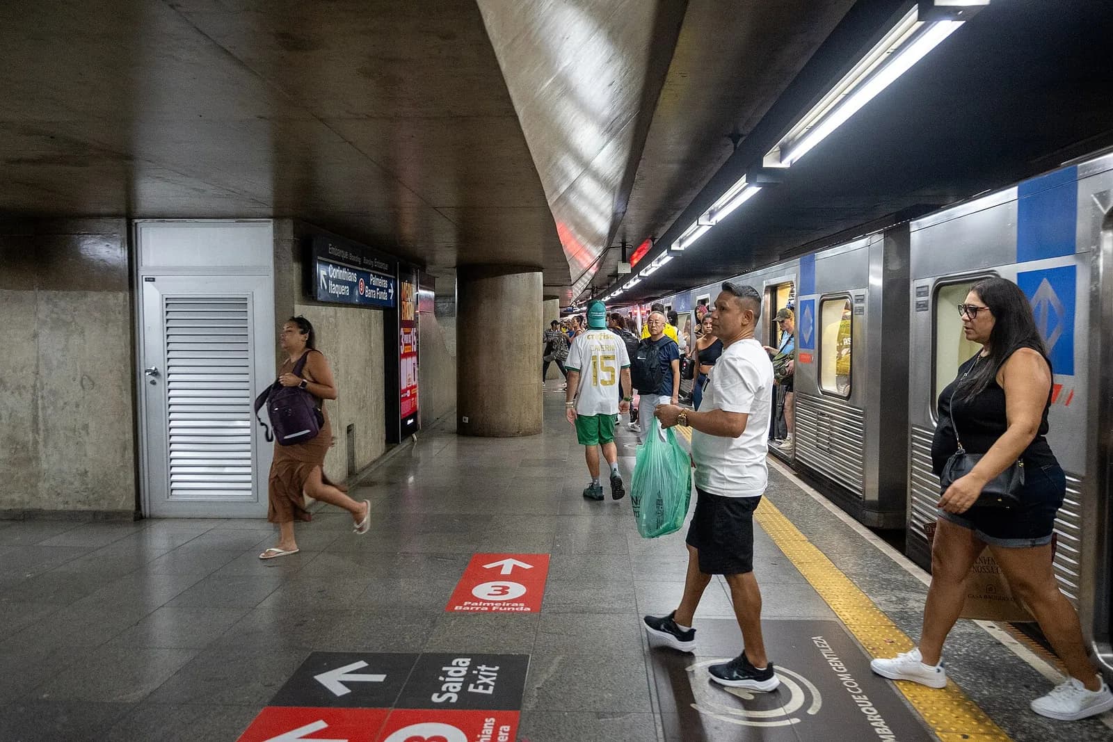 Plataforma do metrô de São Paulo com passageiros embarcando