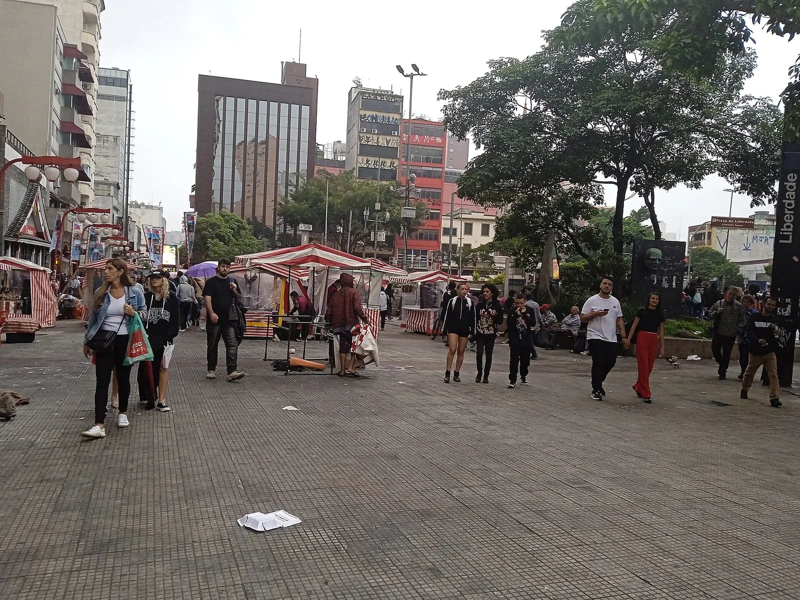 Praça da Liberdade, em São Paulo, com pessoas circulando