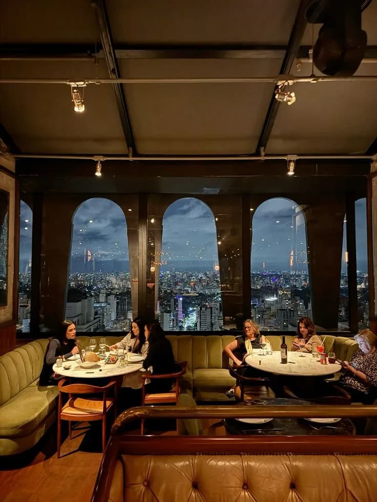 Mesa com pratos em restaurante no Centro de São Paulo perto da Praça da República