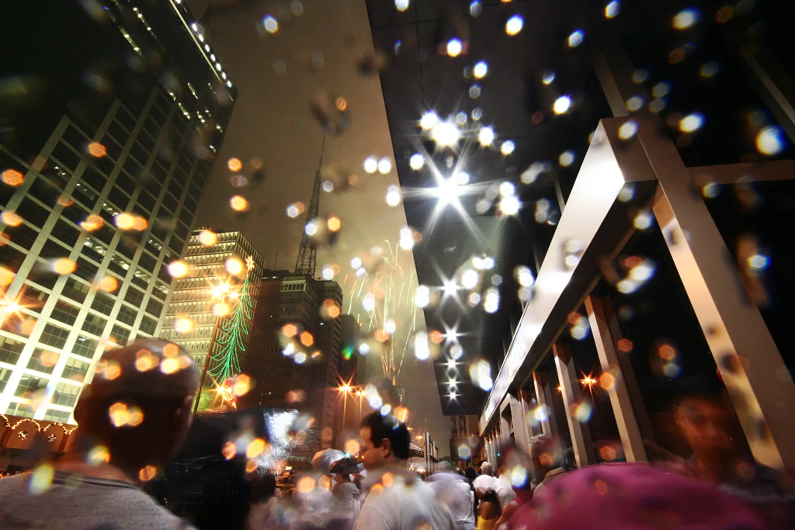 Multidão na Avenida Paulista durante a festa de Réveillon em São Paulo