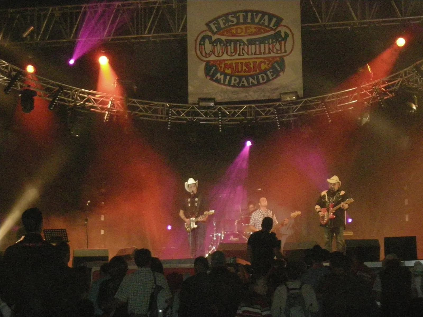 Show ao vivo em casa noturna, com público em frente ao palco