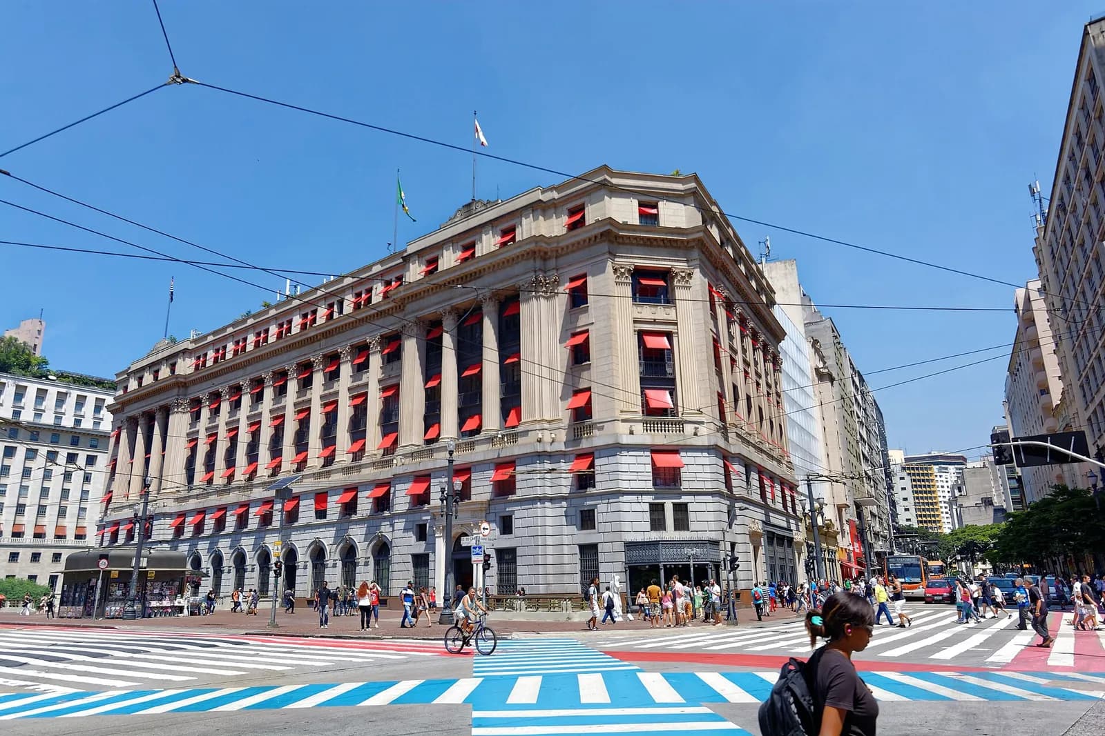 Pedestres atravessando no Viaduto do Chá, no Centro de São Paulo