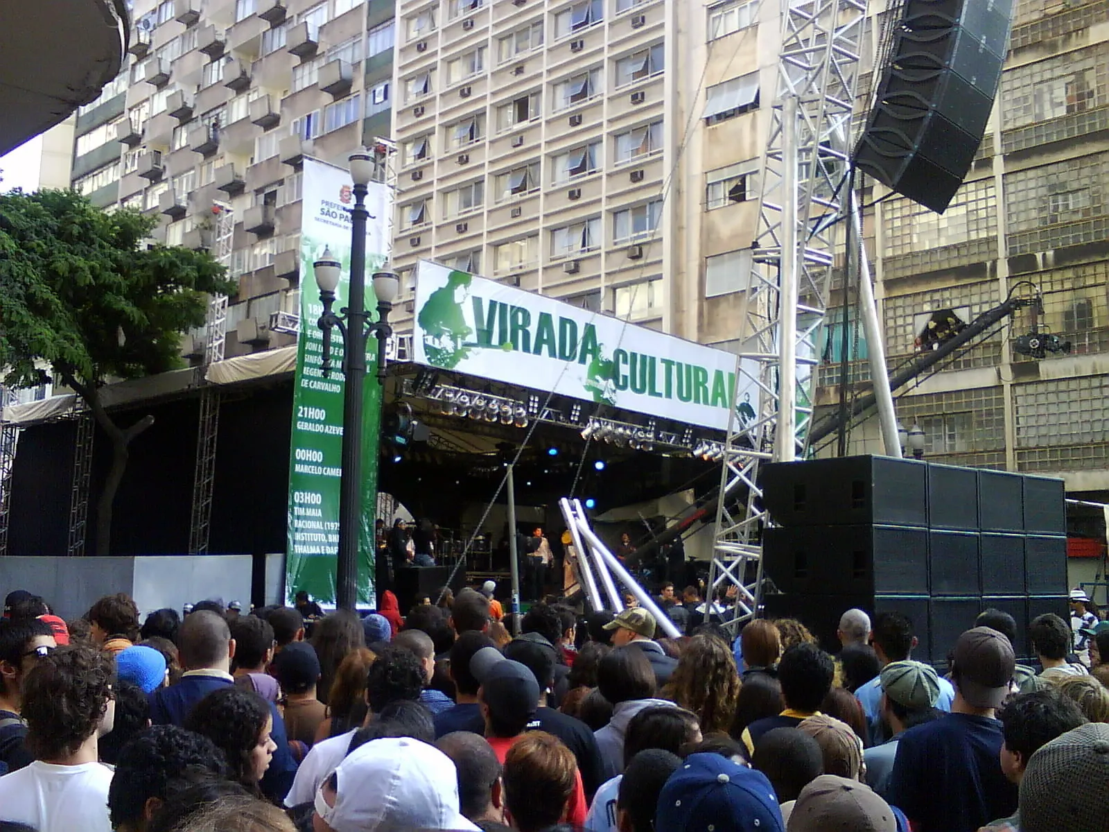 Público em frente a um palco da Virada Cultural entre os prédios do Centro de São Paulo